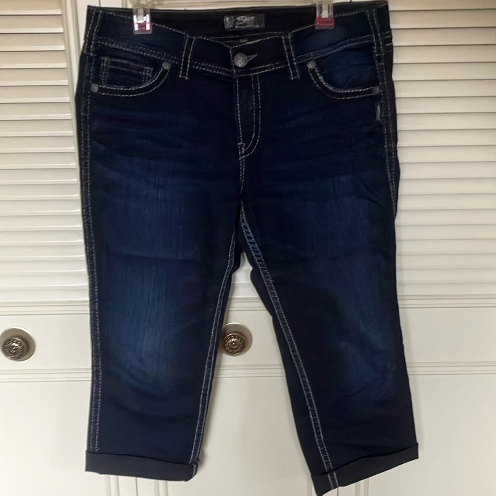 Capri jeans, super stretch. Very good condition.